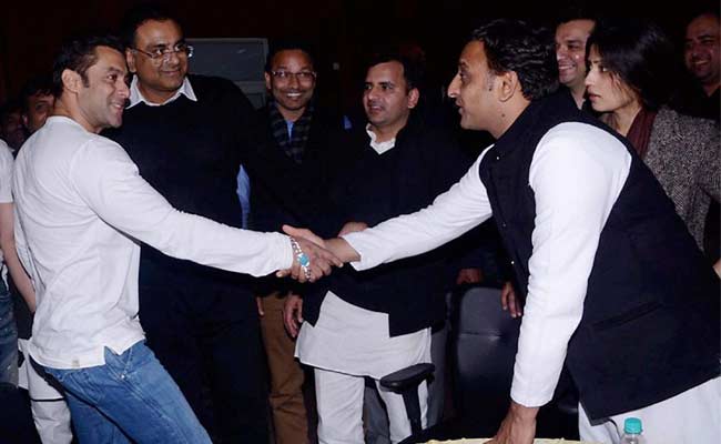 Akhilesh Yadav attends big Bollywood night at Saifai, critics raise Muzaffarnagar pitch