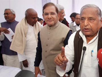 Nitish Kumar, Mulayam Singh Yadav in 11-party front to battle Congress, BJP in Lok Sabha polls Nitish Kumar, Mulayam Singh Yadav in 11-party front to battle Congress, BJP in Lok Sabha polls