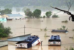 Uttarakhand: helicopters battle rain, thousands stuck in Badrinath