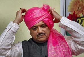 Vilasrao_Deshmukh_tying_turban_295x200.jpg