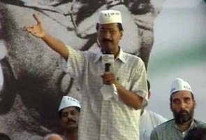 Undeterred by warning, Arvind Kejriwal insists on Salman Khurshid's resignation without inquiry