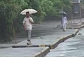 Rains lash Delhi, more likely Saturday 