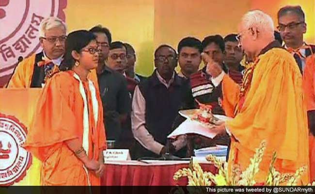 Protesting Jadavpur University Students Refuse to Accept Medal From Governor Protesting Jadavpur University Students Refuse to Accept Medal From Governor