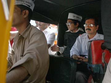 Chaos for aam aadmi as Arvind Kejriwal takes local train in Mumbai