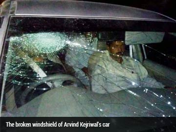 kejriwal_convoy_attacked_super_360.jpg