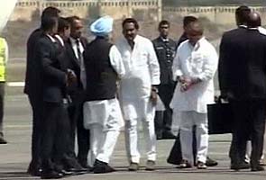 Prime Minister Manmohan Singh arrives in Hyderabad, visits blast sites
