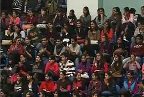 modi_delhi-SRCC_students_sitting_295.jpg