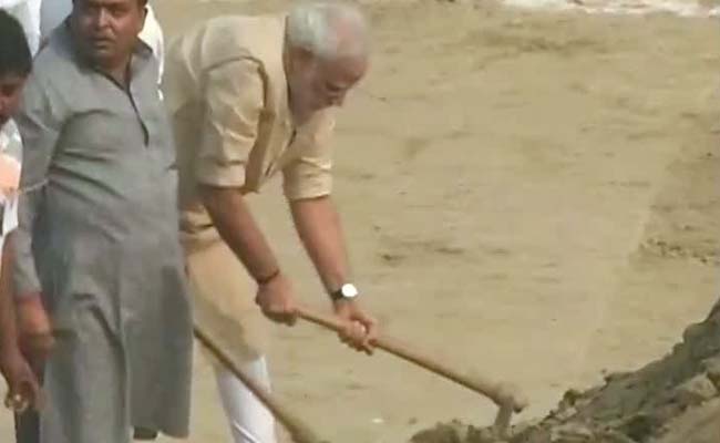 PM Modi With Spade Cleans Assi Ghat in Varanasi