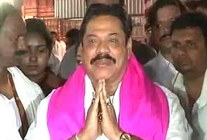 Mahinda Rajapaksa prays at Tirupati temple, returns to Colombo 