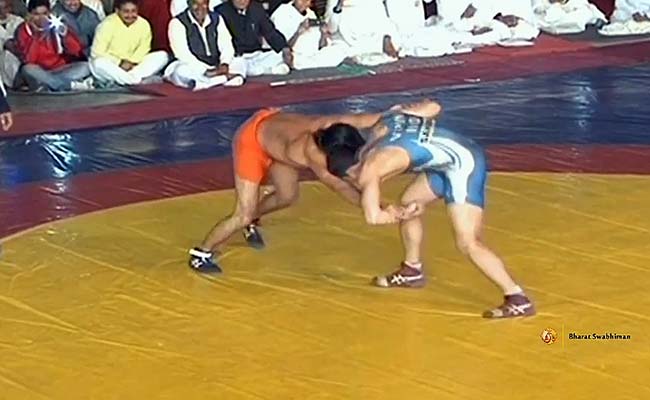 Yoga Guru Ramdev Wrestles, Minister Gadkari Watches - NDTV