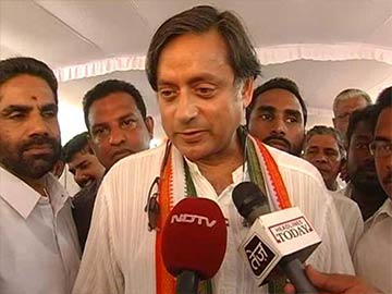 Shashi Tharoor Censured by Congress Daily for 'Love Letters' to PM Modi