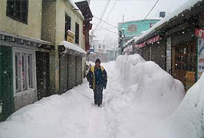 Snowfall, rain lash North India, bring chill back 