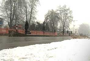 Snowfall halts traffic on Srinagar-Jammu highway