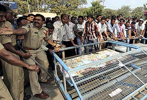 Telangana crisis; Seven Congress MPs to handover resignations to Sonia Gandhi 
