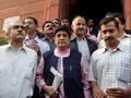 Team Anna meets Jaitley, other party leaders over Jan Lokpal Bill