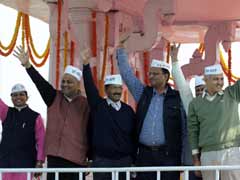 kejriwal_ministers_waving_stage_240.jpg