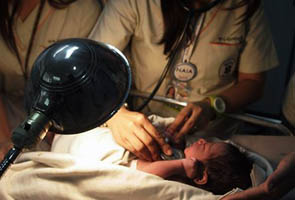 Women+giving+birth+to+a+baby+in+public