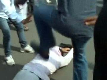 BJP workers attack protesters who black-flagged Shotgun BJP workers attack protesters who black-flagged Shotgun