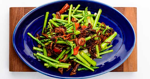 Wok Tossed Asparagus in Mild Garlic Sauce   