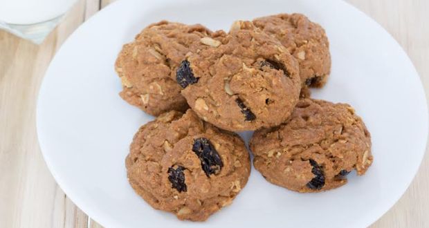 Walnut-Blueberry Oatmeal Energy Bites