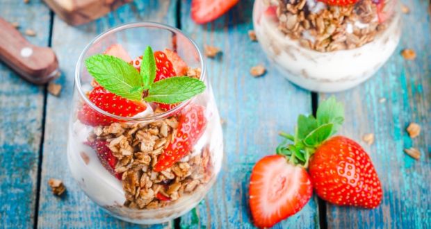 Oatmeal, Yogurt and Fruit Breakfast Medley