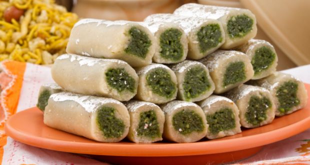kaju roll mithai - um doce real tradicional feito de pó de caju e mawa