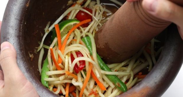 Recipe of Som Tum Chae or Raw Papaya Salad 