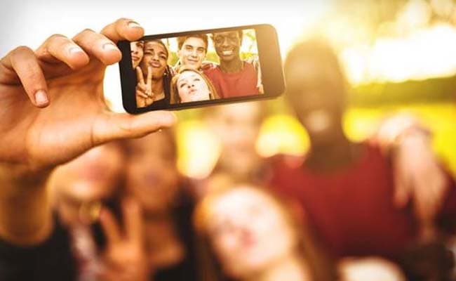 Doctors can tell which hand a person holds their phone in just by looking at which side of the face is most damaged. (Representational Image)