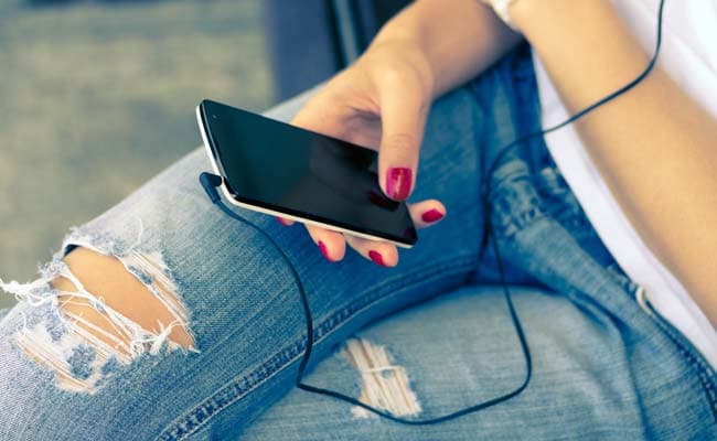 Listening to music may help alleviate symptoms of anxiety, pain and fatigue in cancer patients.