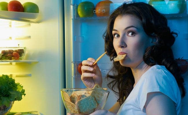Irregular snacking is not good for your health. Here are 4 foods to help you control your hunger pangs.
