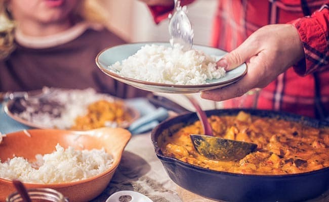 Pooja Makhija recommends that one should eat a balanced diet and eat smart