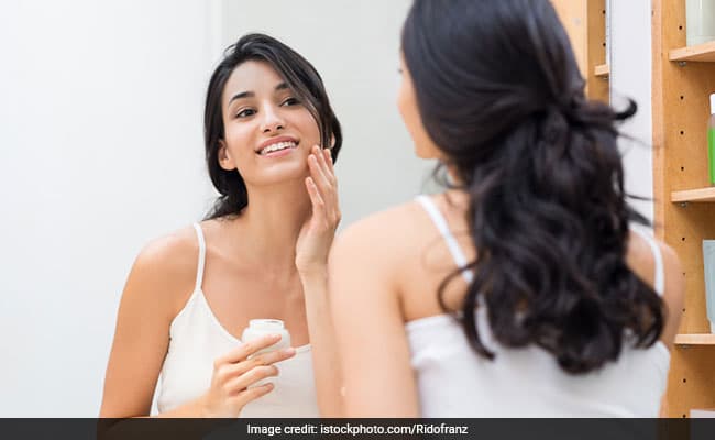 Retinol helpsreduce wrinkles, improves skin texture and promotes collagen production