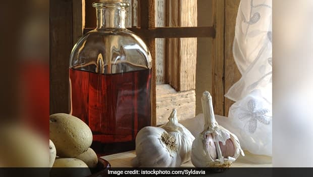 To prepare this powerful potion, you need garlic and red wine, that's it!
