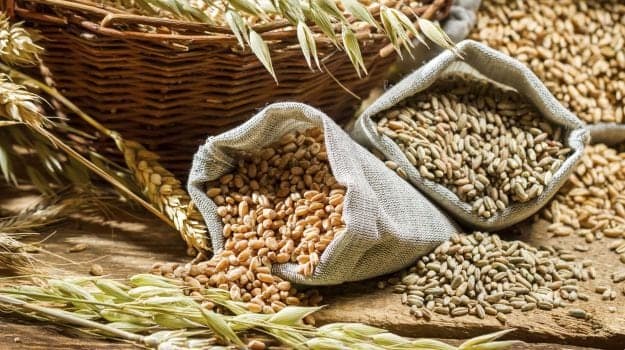 Foods rich in soluble fibre include oatmeal, nuts, beans, apples, and blueberries.