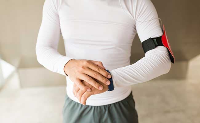 Participants without physical activity trackers showed nearly twice the weight loss.