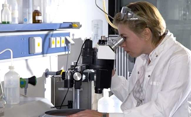 A miniature optofluidic biosensor allows scientists to isolate single cells