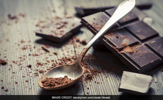 Dark chocolate and other foods rich in antioxidants can help reduce dark circles