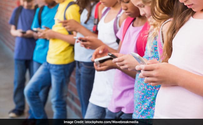 Late night mobile phone use has devastating effects on teenagers' health.