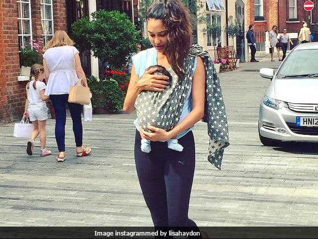 Lisa Haydon Picture with son Zack on World Breastfeeding Week 2017