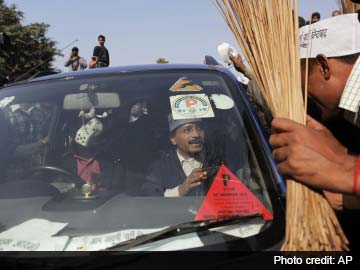 Arvind_kejriwal_in_car_APcredit_360_2.jpg