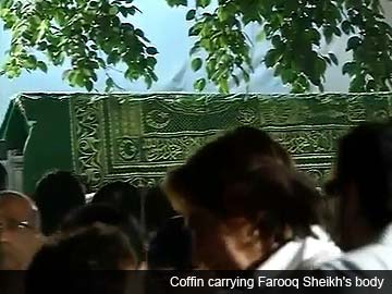farooq-sheikh-burial-coffin-360.jpg