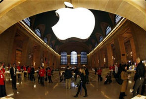 Apple's devoted shareholders get rich, and hang on