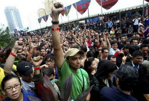 Thousands queue in Indonesia to buy new Blackberry
