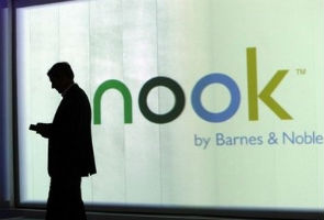 Amazon and Barnes & Noble battle for e-book lovers