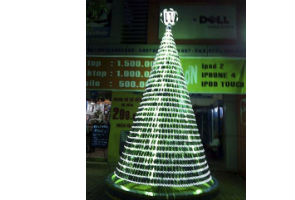 Vietnam store makes Christmas tree from cellphones