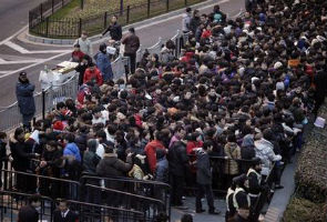 Beijing Apple store egged after iPhone delay