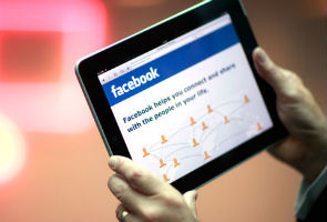 Facebook comments, ads don't sway most users: Poll