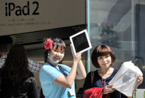 Hundreds queue as iPad 2 hits Japan