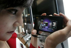 SKorea's LG touts Optimus 3D smartphone for gaming