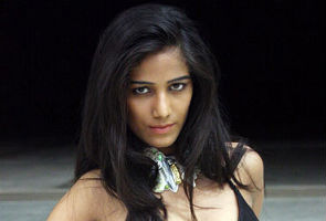 Poonam Pandey runs riot on Twitter